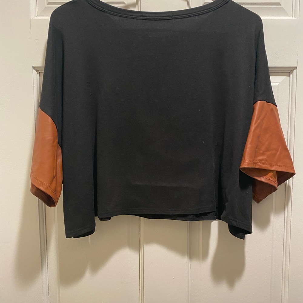 🙋‍♀️💁‍♀️Black and Brown Graphic Top - Picture 2 of 3